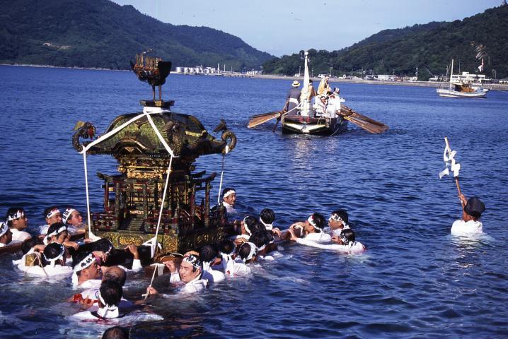 海を渡る神輿（山口県）