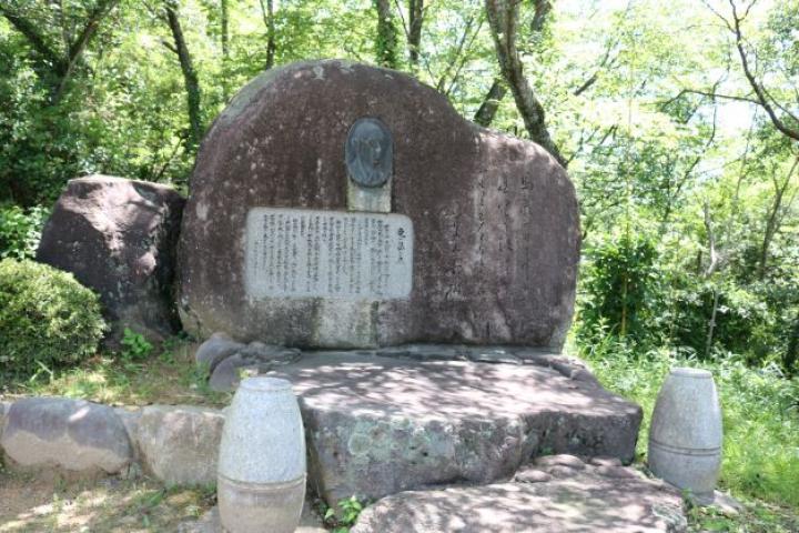葉山嘉樹文学碑（葉山肖像／レリーフ）